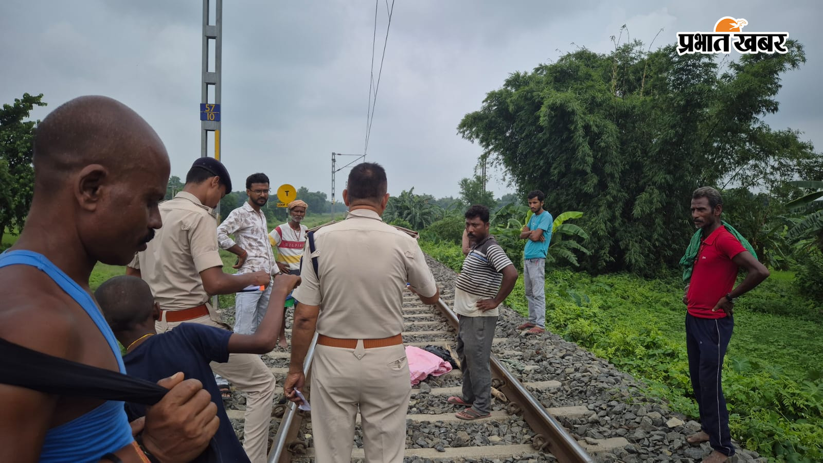 घटनास्थल पर मुरलीगंज थाने जीआरपी एवं आरपीएफ के पदाधिकारी जांच करते | Prabhat Khabar Network