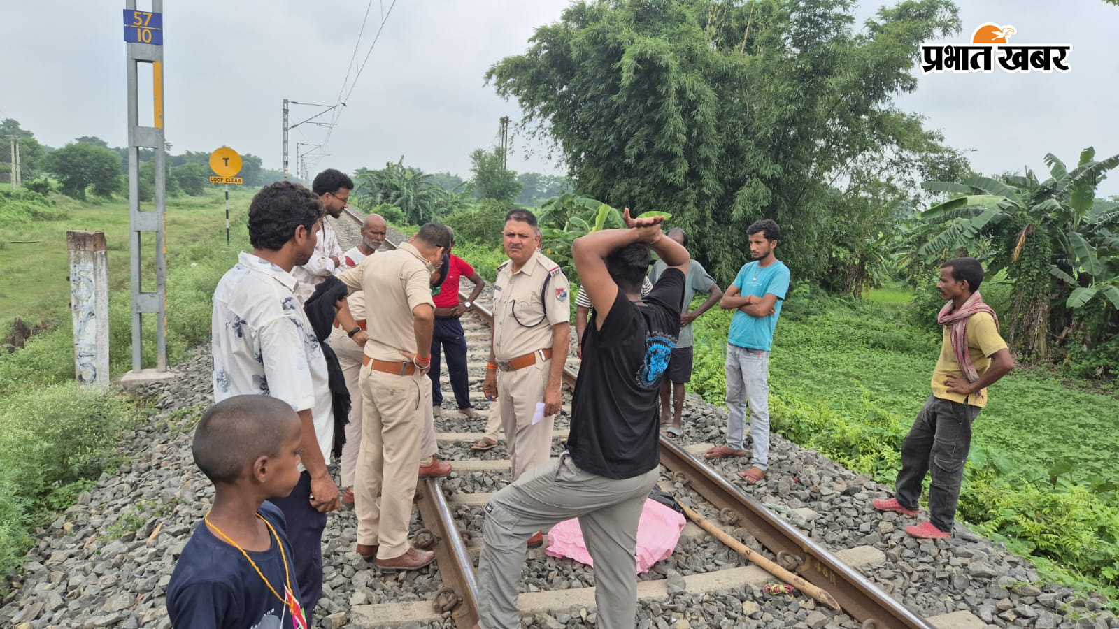 घटनास्थल पर मुरलीगंज थाने जीआरपी एवं आरपीएफ के पदाधिकारी जांच करते | Prabhat Khabar Network