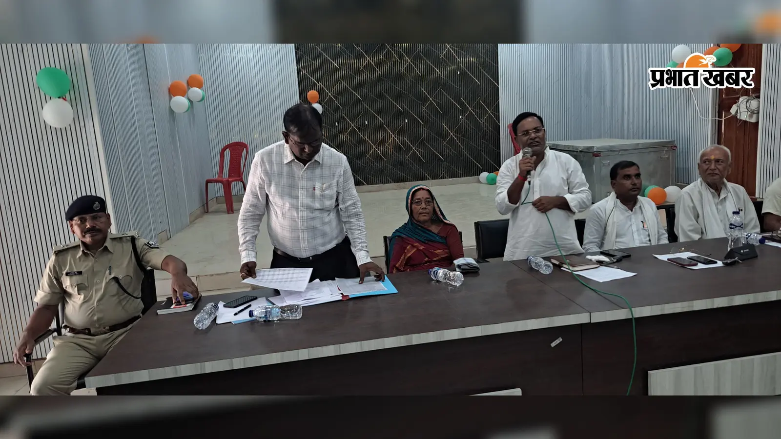 अनियमित विद्युत आपूर्ती पर सदस्यों ने किया हंगामा, छातापुर में जेई के पदस्थापन की उठी मांग