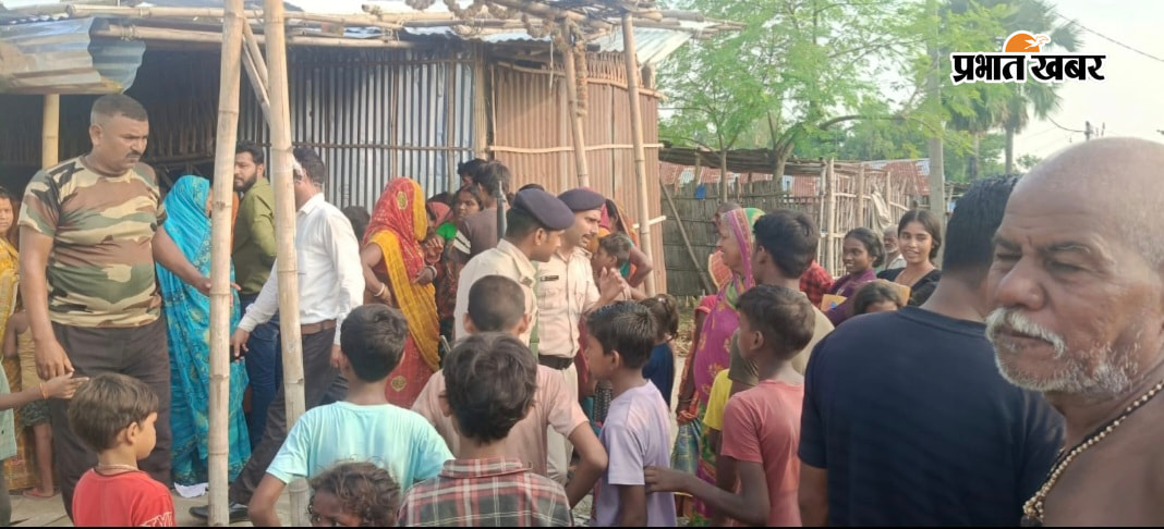 अंजनी के गोद में बच्चे मोके पर मौजूद ग्रामीण व पूलिस | Prabhat Khabar Network