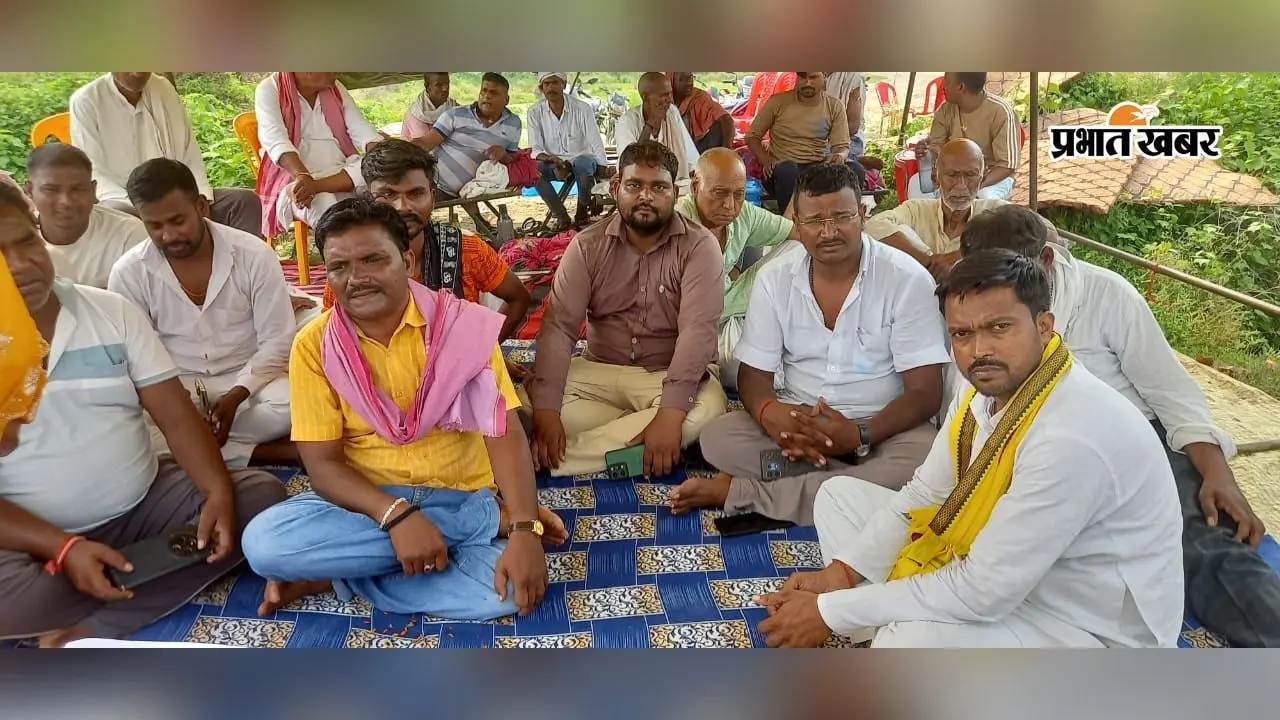 कैमूर: कच्ची सड़क से परेशान ग्रामीणों का फूटा गुस्सा, पिपरी-कुड़ारी मार्ग के लिए दूसरे दिन भी आमरण अनशन