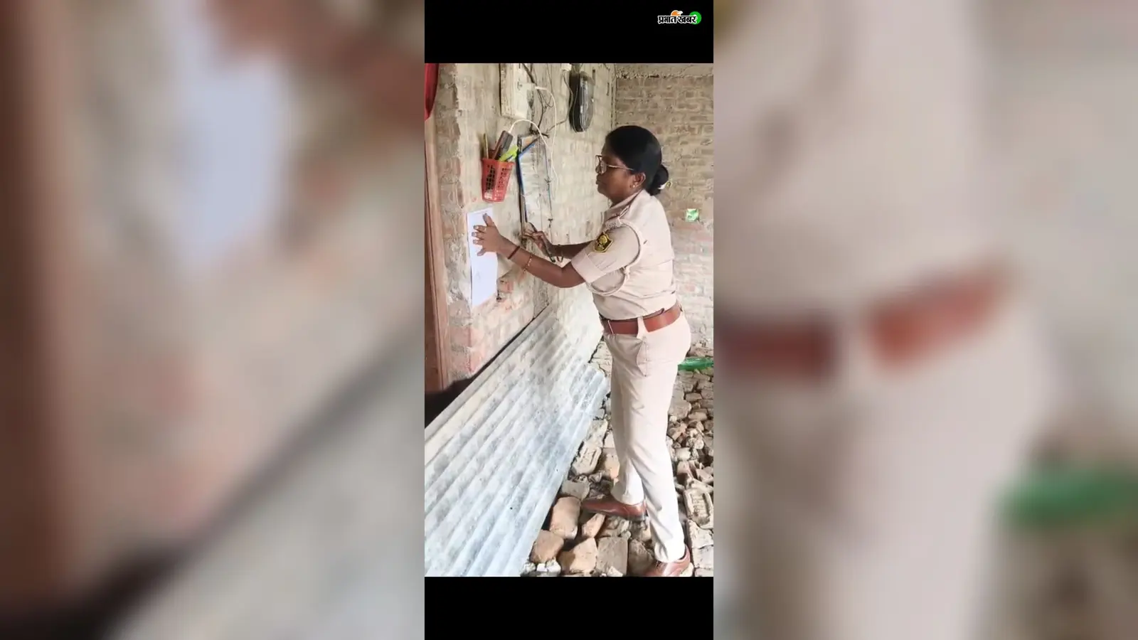 रौटा में फरार दो नामजद अभियुक्तों के घर इश्तेहार चस्पा, कोर्ट में हाजिर होने का निर्देश