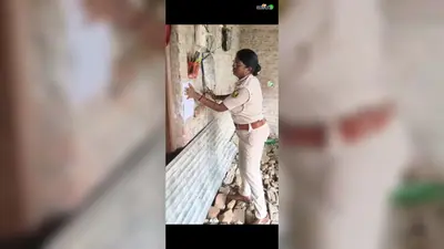 रौटा में फरार दो नामजद अभियुक्तों के घर इश्तेहार चस्पा, कोर्ट में हाजिर होने का निर्देश