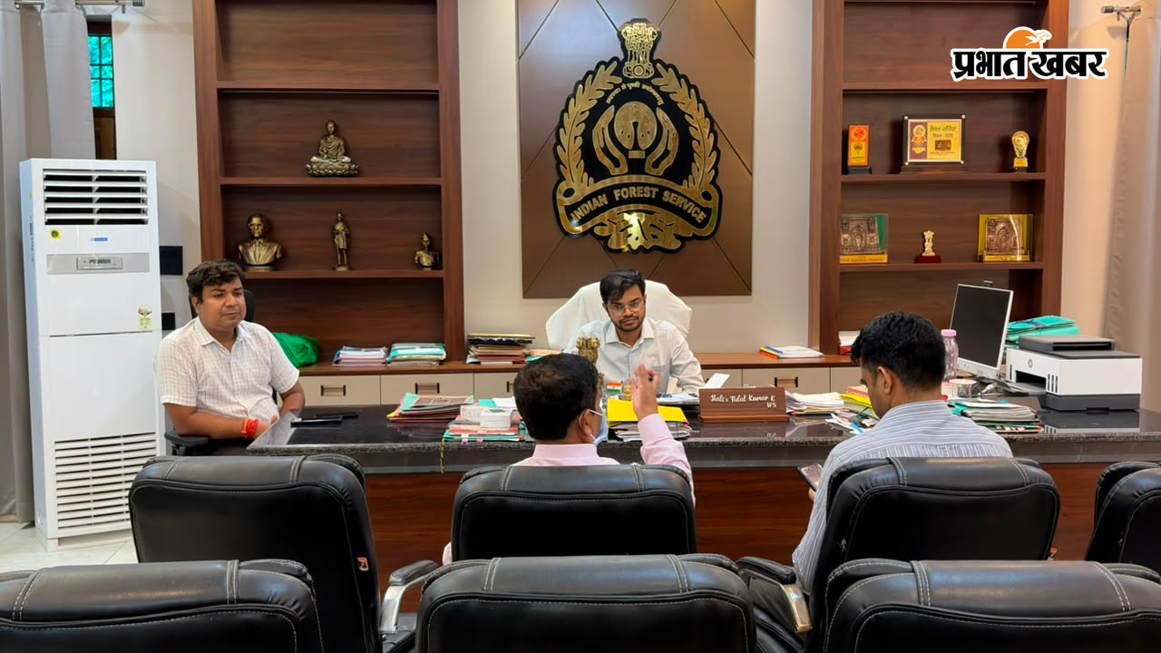 शहर के हिरण पार्क का निरीक्षण करते डीएम, डीएफओ व अन्य निरीक्षण के बाद डीएफओ कार्यालय में बैठक करते डीएम, डीएफओ व अन्य | Prabhat Khabar Network