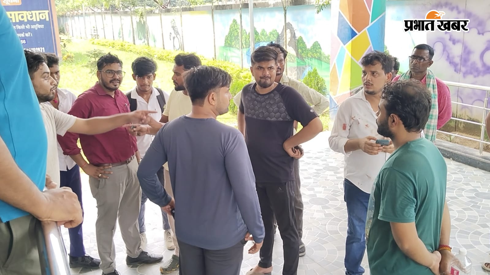 मृतक शिक्षक चंद्र किशोर मिश्रा का फाइल फोटो एवं परिजन का फोटो | Prabhat Khabar Network