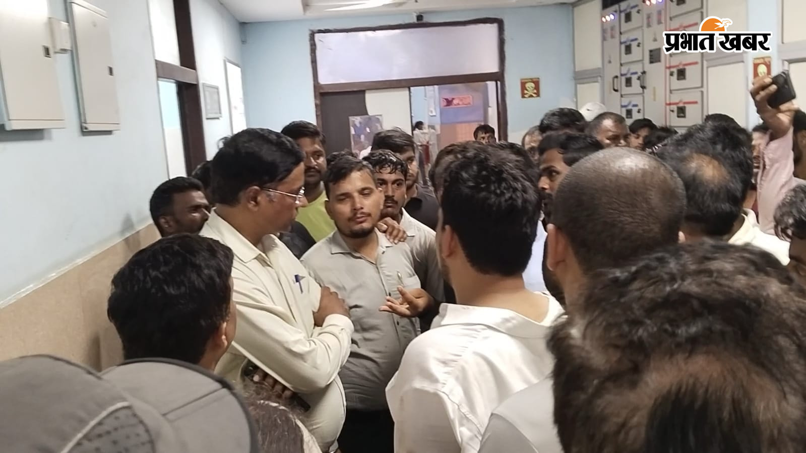 अस्पताल में शिक्षक की मौत के बाद रोते-बिलखते परिजन