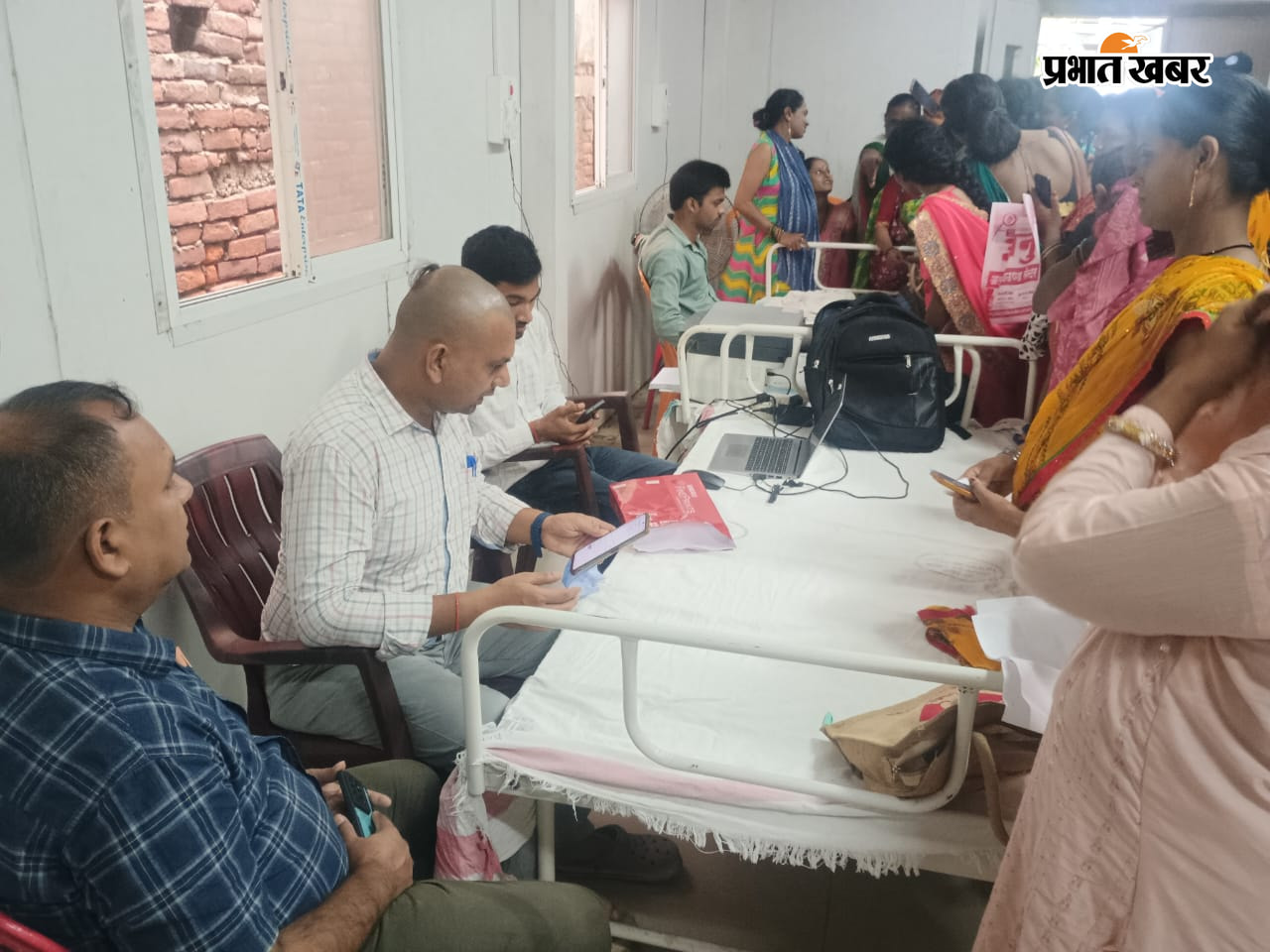 सीएचसी में आयोजित शिविर में शामिल गर्भवती महिलाएं | Prabhat Khabar Network