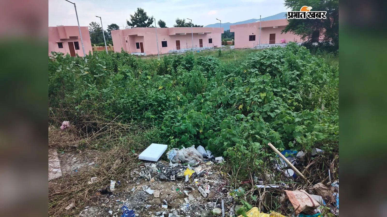इस सीएचसी भवन में उद्घाटन से पहले ही पड़ी दरारें, कीचड़ और झाड़ियों से फैली है गंदगी
