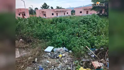 इस सीएचसी भवन में उद्घाटन से पहले ही पड़ी दरारें, कीचड़ और झाड़ियों से फैली है गंदगी