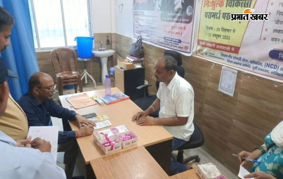 ओपीडी निरीक्षण के क्रम में जांच करते सीएस डॉ दिलीप कुमार | Prabhat Khabar Network