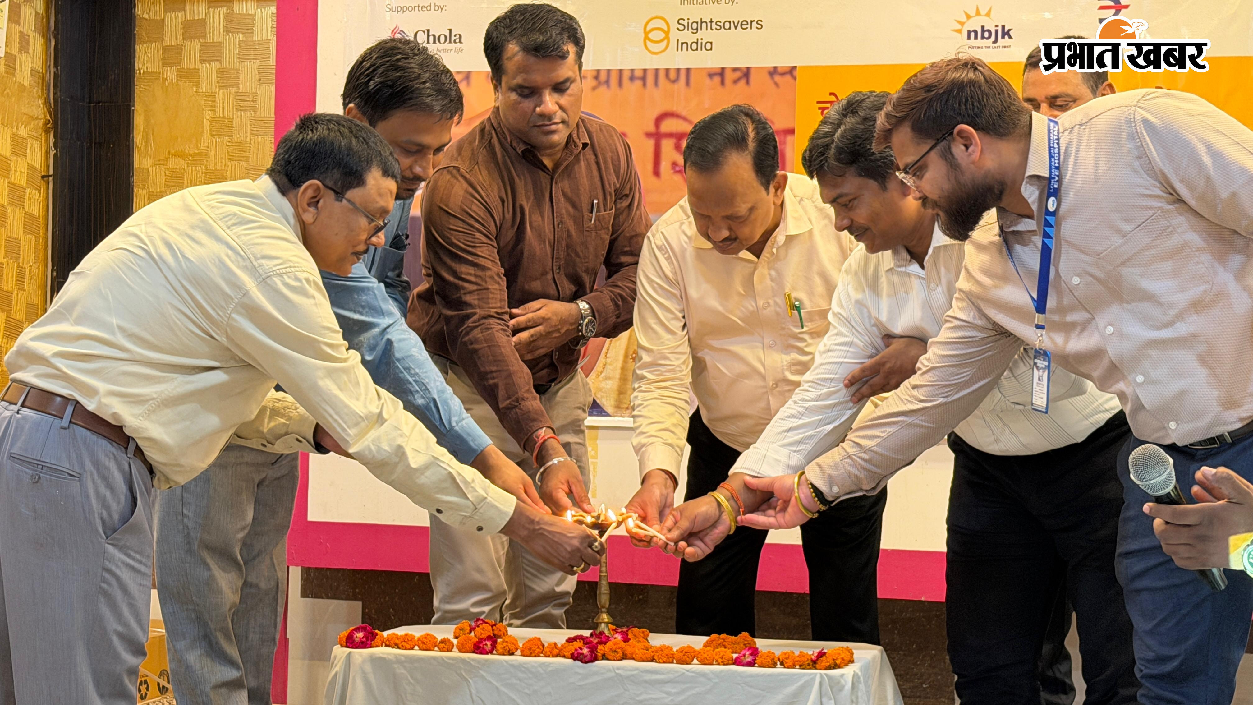 कार्यक्रम का उद्घाटन करते अधिकारी बैठक में उपस्थित स्वास्थ्य कर्मी व अन्य | Prabhat Khabar Network