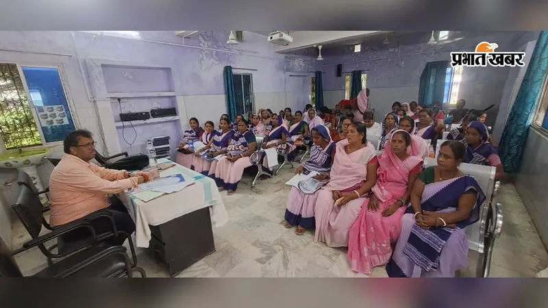 बच्चों से गर्भवती महिलाओं तक स्वास्थ्य सेवाओं पर जोर, कुमारखंड CHC में आशा कार्यकर्ताओं को मिले अहम निर्देश