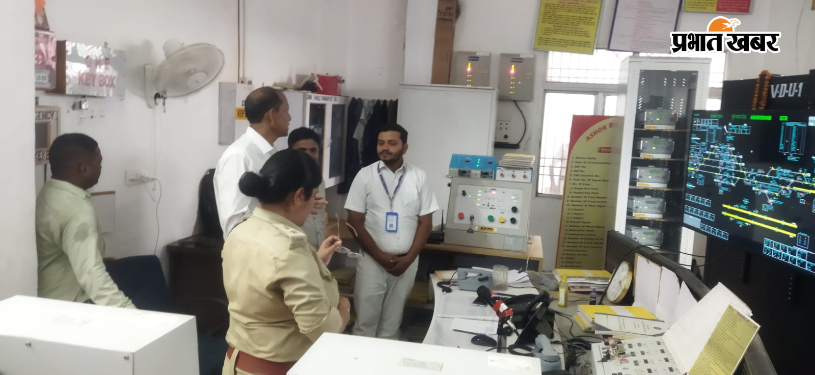 फोटो- अशोक धाम मंदिर कार्यालय में बैठक करते डीएम एसपी व अन्य फोटो- मंदिर परिसर में चौथी सोमवारी को लेकर तैयारी पर चर्चा करते डीएम एसपी फोटो - ट्रेन परिचालन को लेकर अशोक धाम स्टेशन मास्टर से विचार विमर्श करते डीएम फोटो - पोल पर तारों को दुरुस्त करता बिजली विभाग का कर्मी | Prabhat Khabar Network