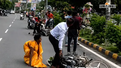 हेलीकॉप्टर से फूल बरसते ही मची अफरा-तफरी, तेज हवा से गिरे बाइक सवार, उड़कर पलटा चाय का ठेला, झांसी का VIDEO वायरल