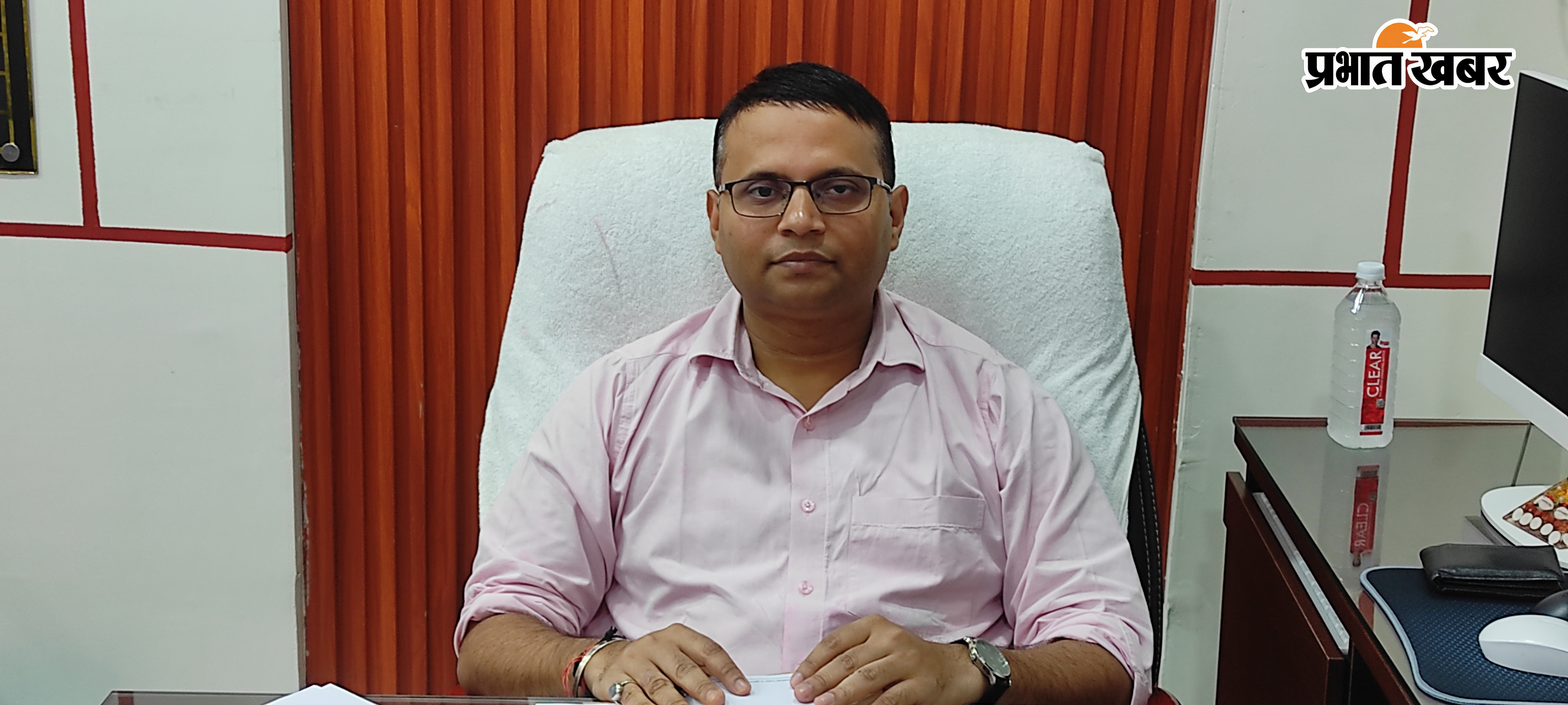कार्यालय में निबंधन कराने वालों का इंतजार करते निबंधन पदाधिकारी ओंकार | Prabhat Khabar Network
