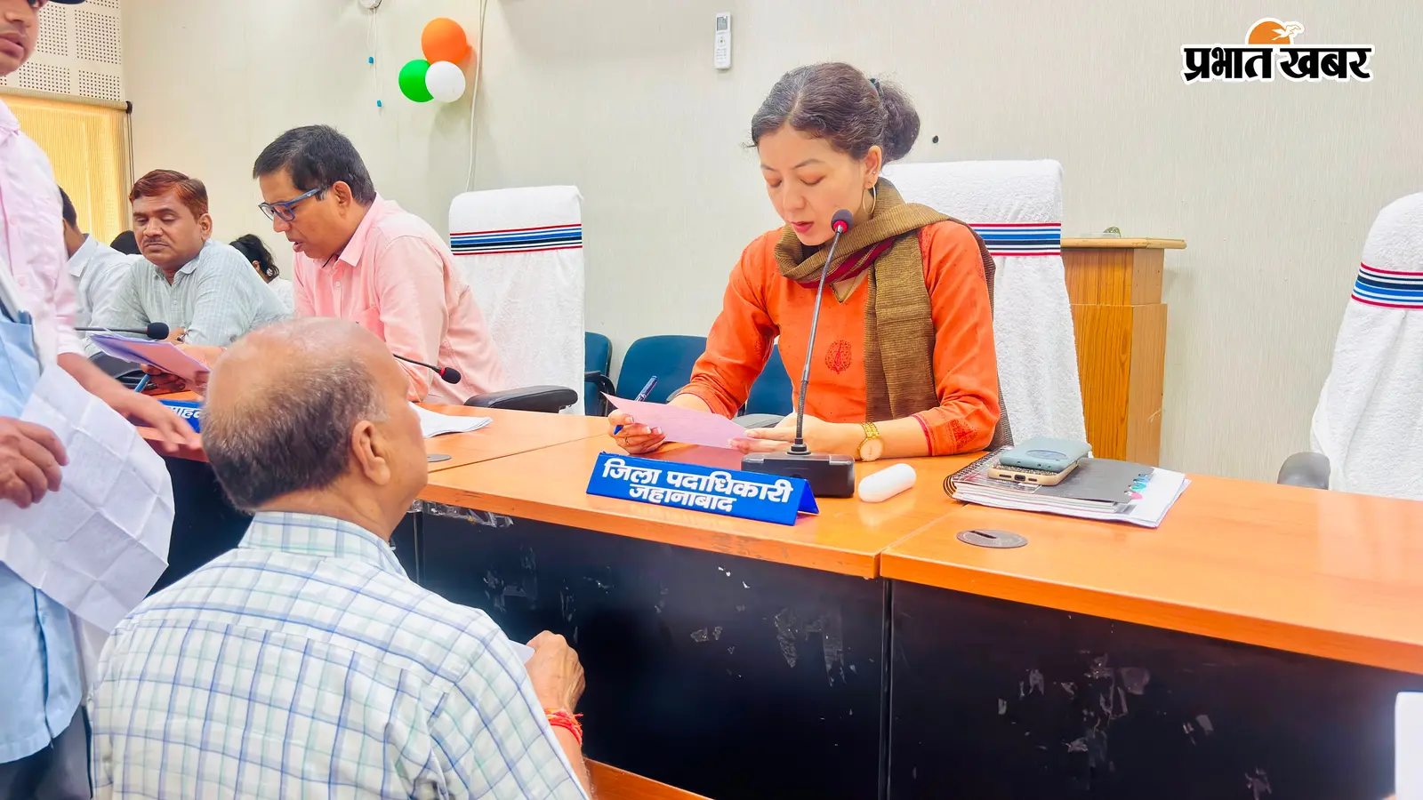 जनता दरबार में 60 शिकायतों की सुनवाई, डीएम ने अधिकारियों को समयबद्ध निष्पादन का दिया निर्देश