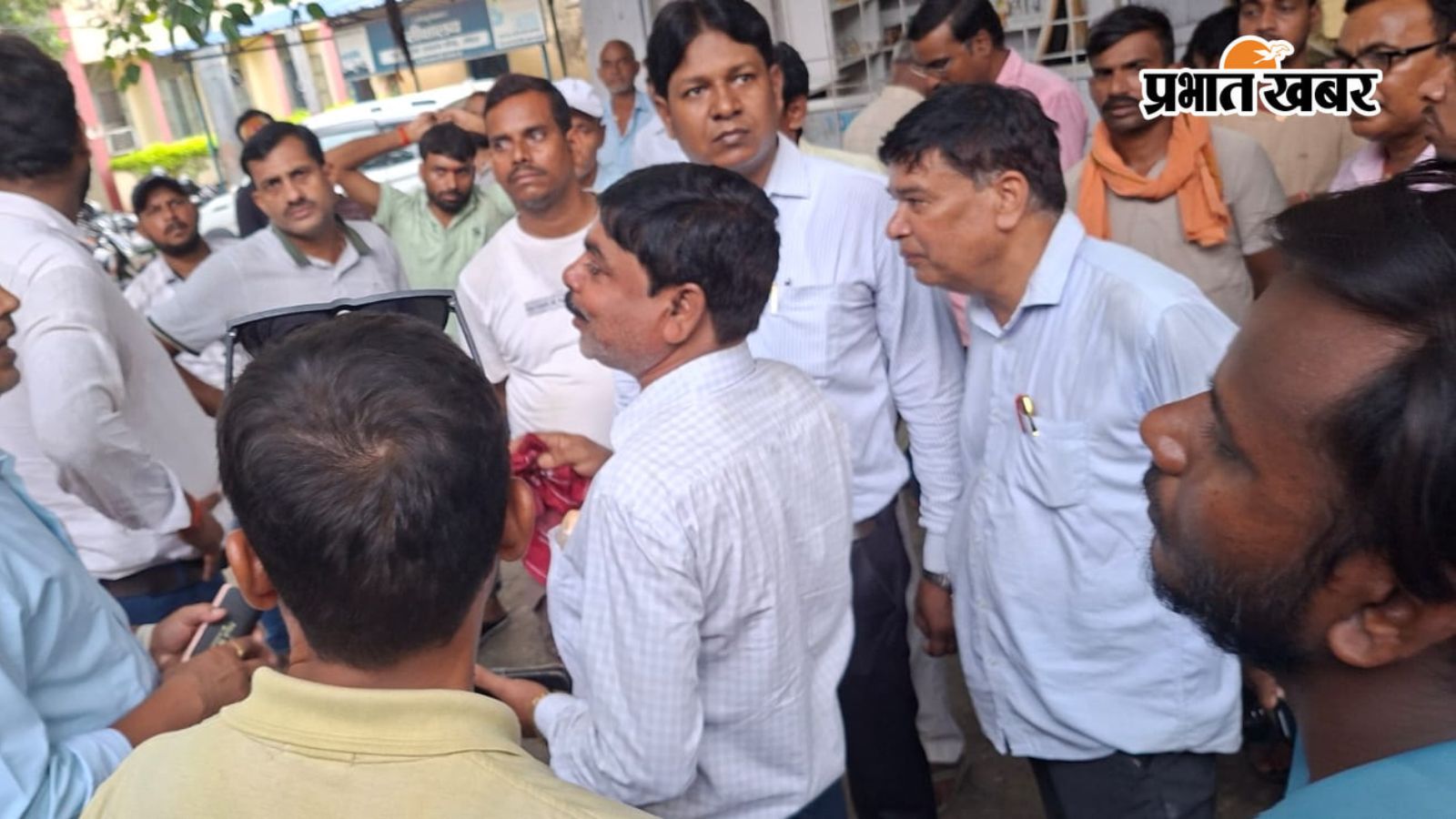 अस्पताल के बाहर लगी भीड़