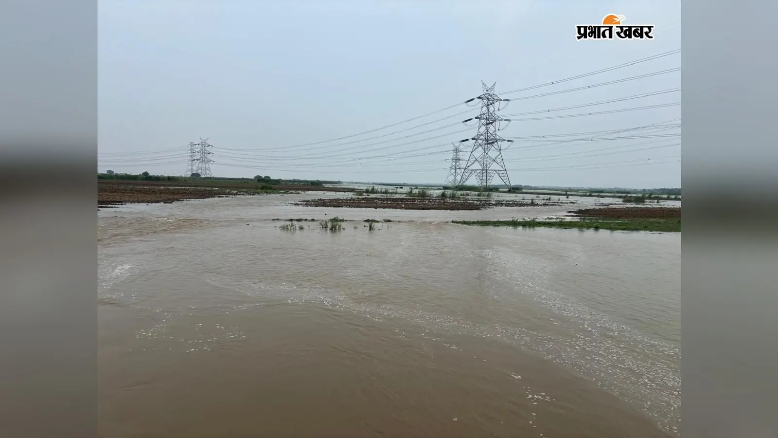 शाहपुर में गहराया बाढ़ का खतरा, लक्षुटोला समेत कई गांवों में घुसा गंगा का पानी