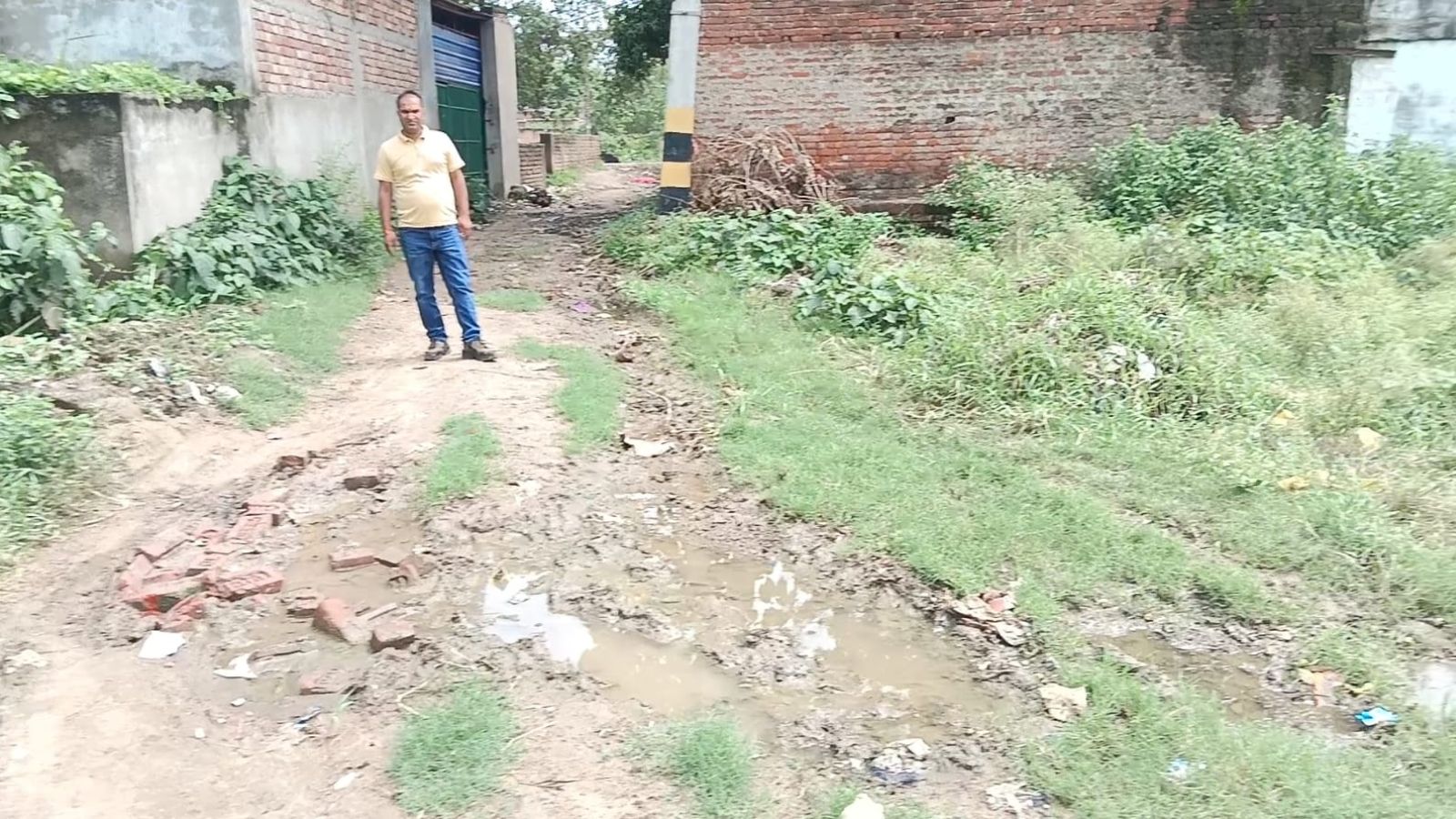सरदार पटेल हाई स्कूल तक जाने वाली कच्ची सड़क । फोटो- प्रभात खबर