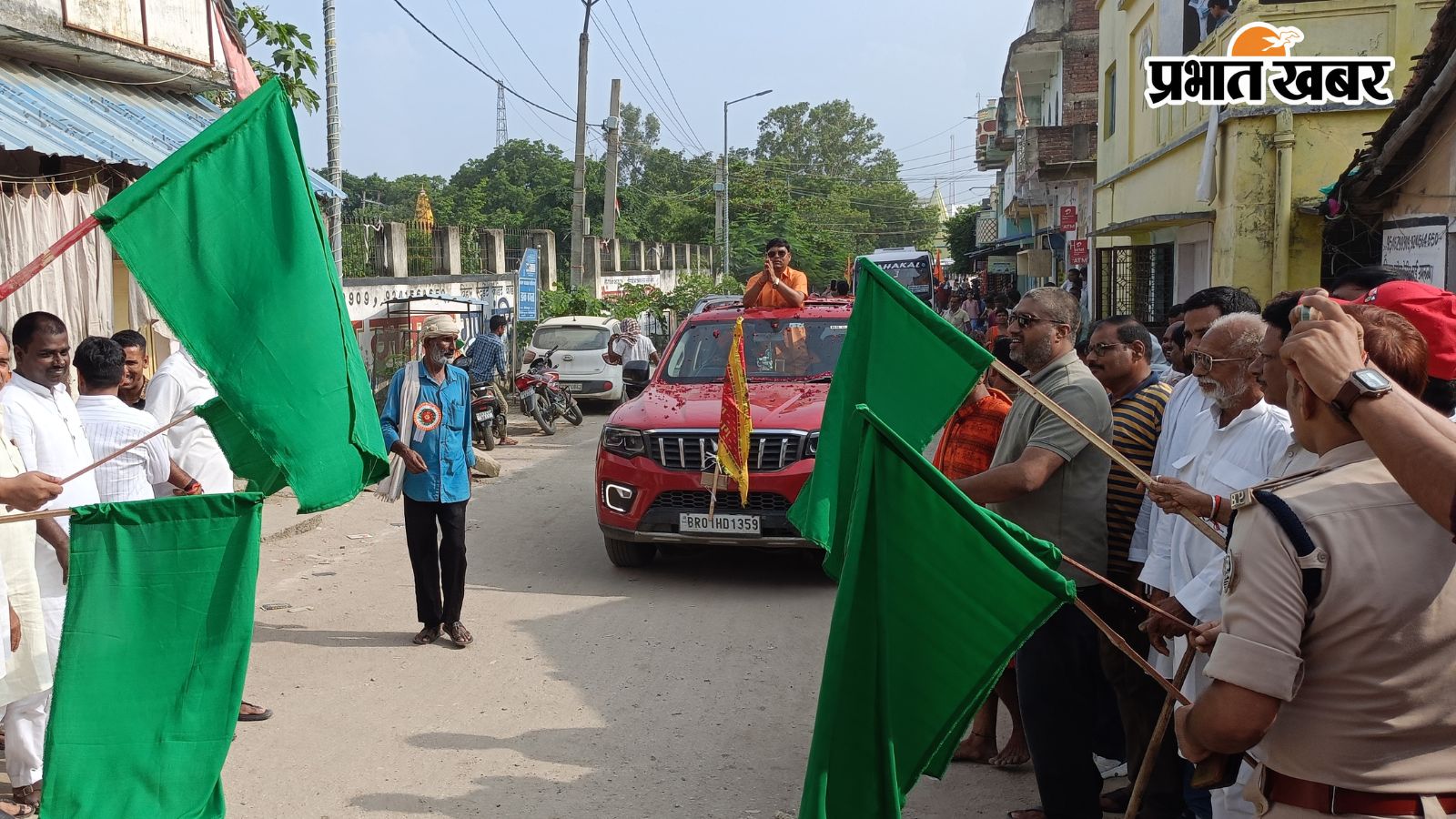 हरी झंडी दिखाते अतिथि