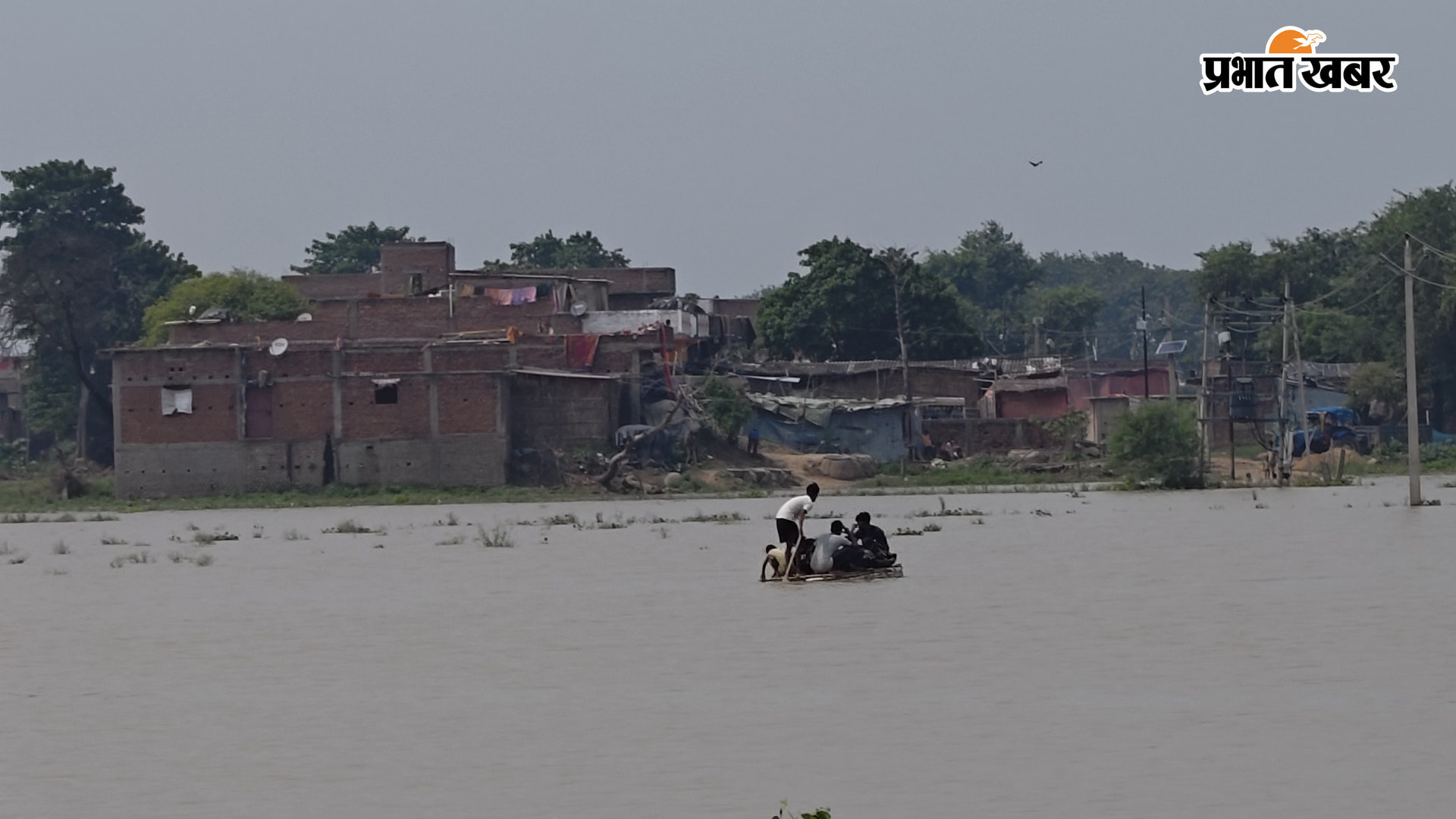 नेकनाम टोला पहूंच पर पानी पार कर ट्रेक्टर से समान लाते ग्रामिण जुगाड़ नाव पर सवार होकर नेकनाम टोला जाते ग्रामिण | Prabhat Khabar Network