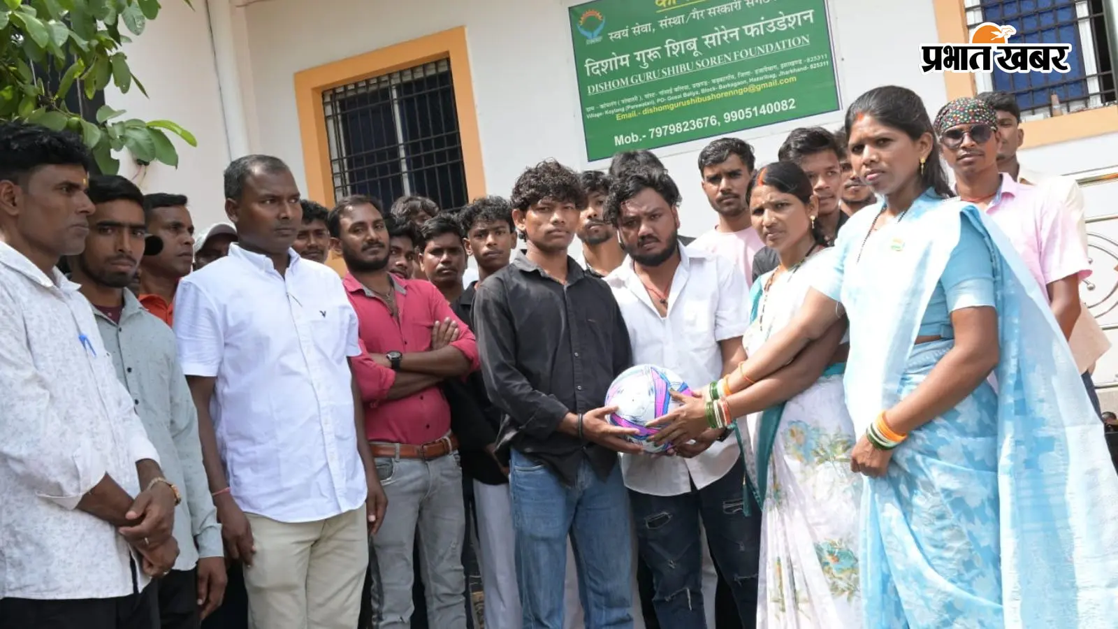 बड़कागांव में खेल और स्वास्थ्य का संगम, युवाओं को फुटबॉल तो बालिकाओं को मिले सैनिटरी पैड