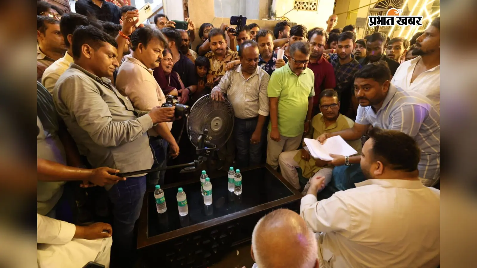 Darbhanga: राहुल साह और मो. फैज के परिजनों से मिले तेजस्वी यादव, निष्पक्ष जांच की मांग