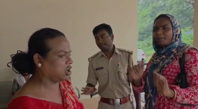 किन्नरों को समझाती पुलिस.