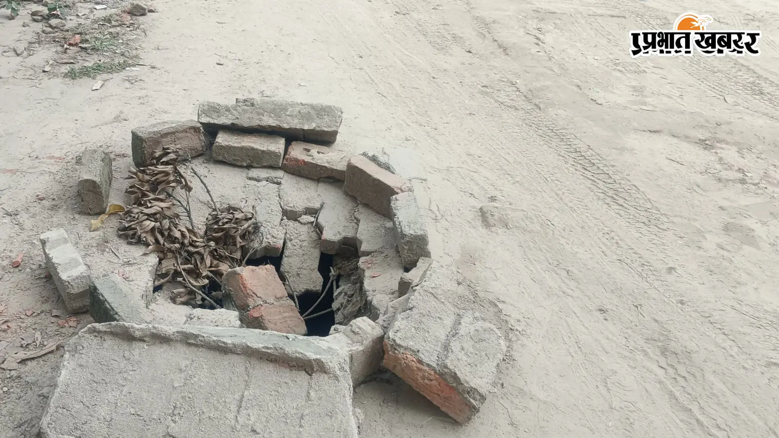 मटिहानी में सड़क किनारे खुली शौचालय टंकी बनी हादसे का खतरा, जिम्मेदार बेखबर