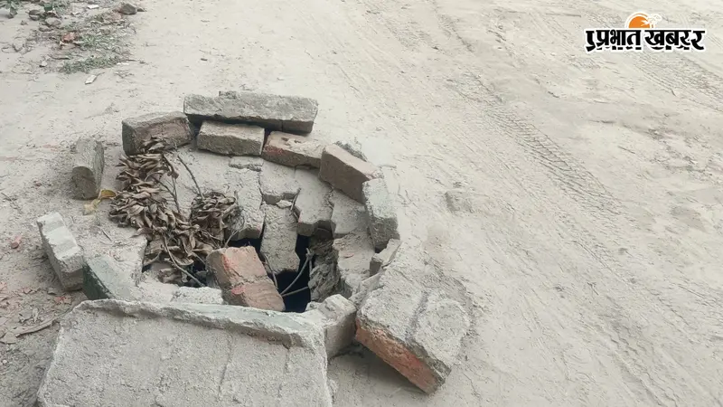 मटिहानी में सड़क किनारे खुली शौचालय टंकी बनी हादसे का खतरा, जिम्मेदार बेखबर
