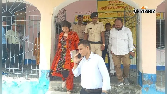 सारण: डीडीसी लक्ष्मण तिवारी ने मकेर प्रखंड कार्यालय का किया औचक निरीक्षण, फाइलों में खामियां मिलने पर अधिकारियों को लगाई फटकार