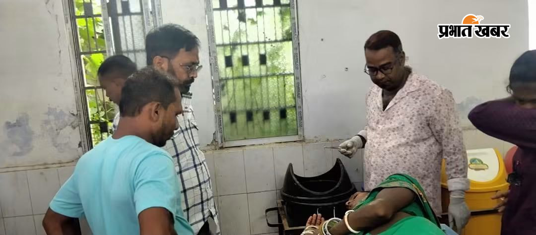तरैया रेफरल अस्पताल में प्राथमिक उपचार के बाद सदर रेफर करते चिकित्सा | Prabhat Khabar Network