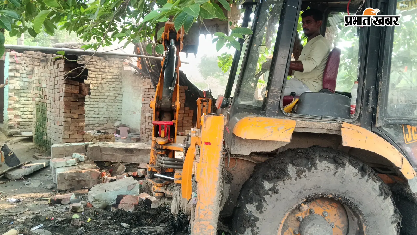 50 साल पुराने अतिक्रमण पर चला बुलडोजर, बक्सर की गौशाला-चारागाह की जमीन करायी गयी मुक्त