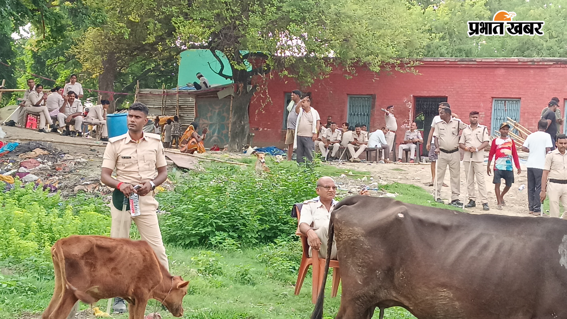 फोटो- अतिक्रमित कर बने आवास को तोड़ते जेसीबी फोटो - अतिक्रमण मुक्ति के दौरान पर्याप्त संख्या में मौजूद पुलिस जवान फोटो- अतिक्रमण मुक्ति के दौरान मौजूद लोग एवं पुलिस जवान | Prabhat Khabar Network