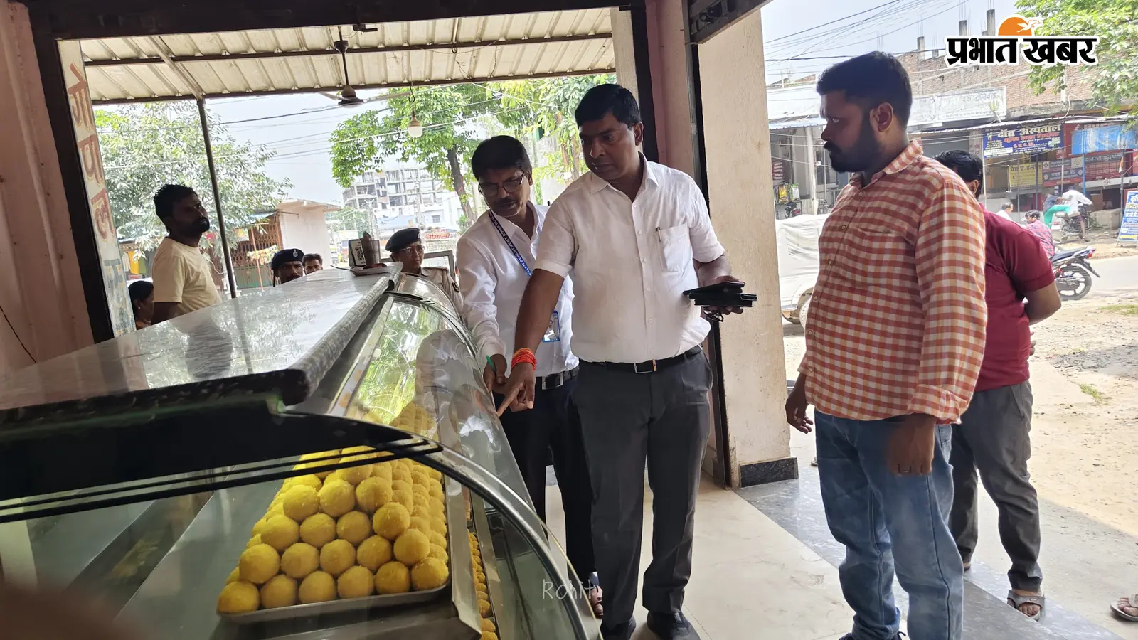 हाजीपुर: मिलावटी मिठाइयों पर प्रशासन का एक्शन, सदर SDM के नेतृत्व में 5 दुकानों पर छापेमारी; 9 खाद्य नमूने जब्त