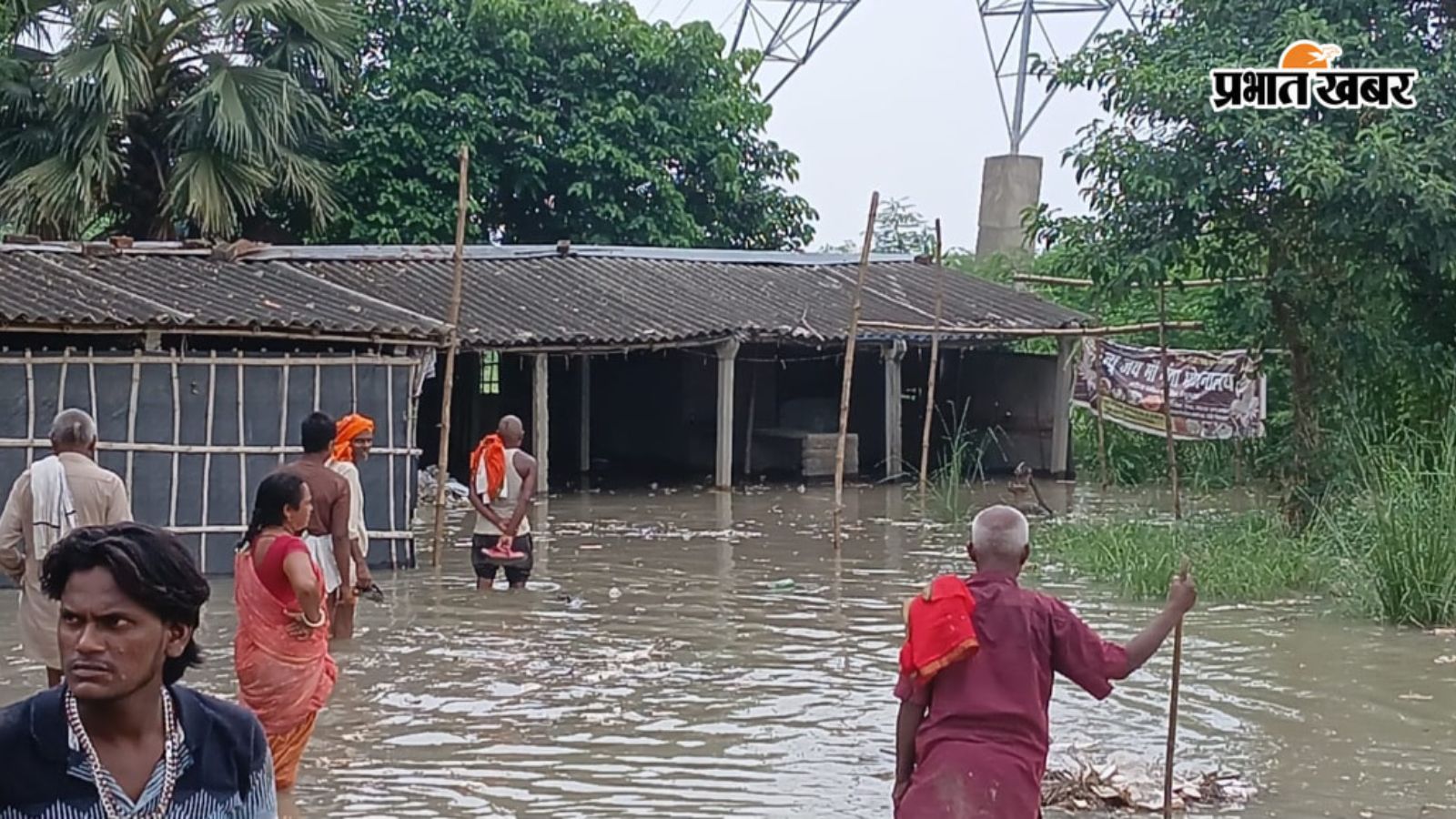 बाढ़ के पानी के बीच आवागमन करते ग्रामीण