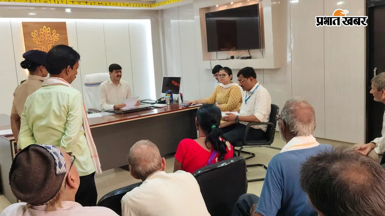आरा में विकास योजनाओं की समीक्षा, डीएम ने लंबित कार्यों में तेजी लाने का दिया निर्देश