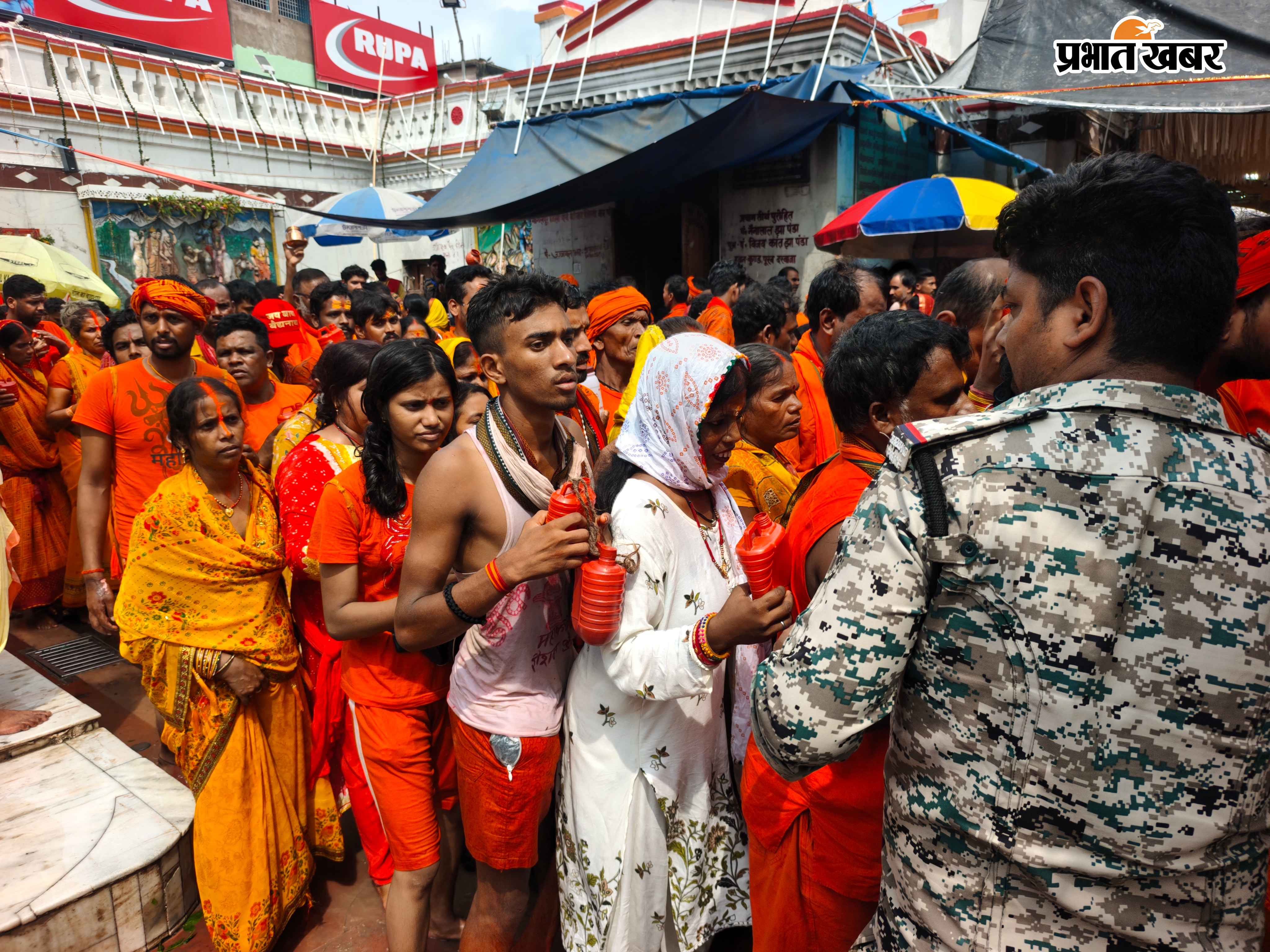 बासुकिनाथ मंदिर में भक्तों की भीड़, कतारबद्ध श्रद्धालु, शिवगंगा में आस्था की डुबकी लगाते भक्त | Prabhat Khabar Network