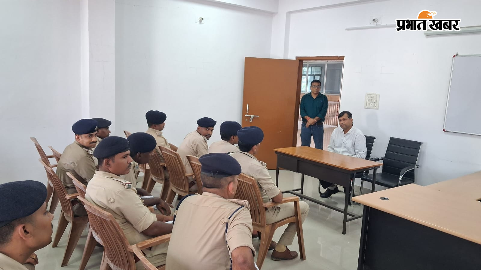 फोटो- पुलिस अधिकारियों के साथ बैठक करते न्यायिक अधिकारी | Prabhat Khabar Network
