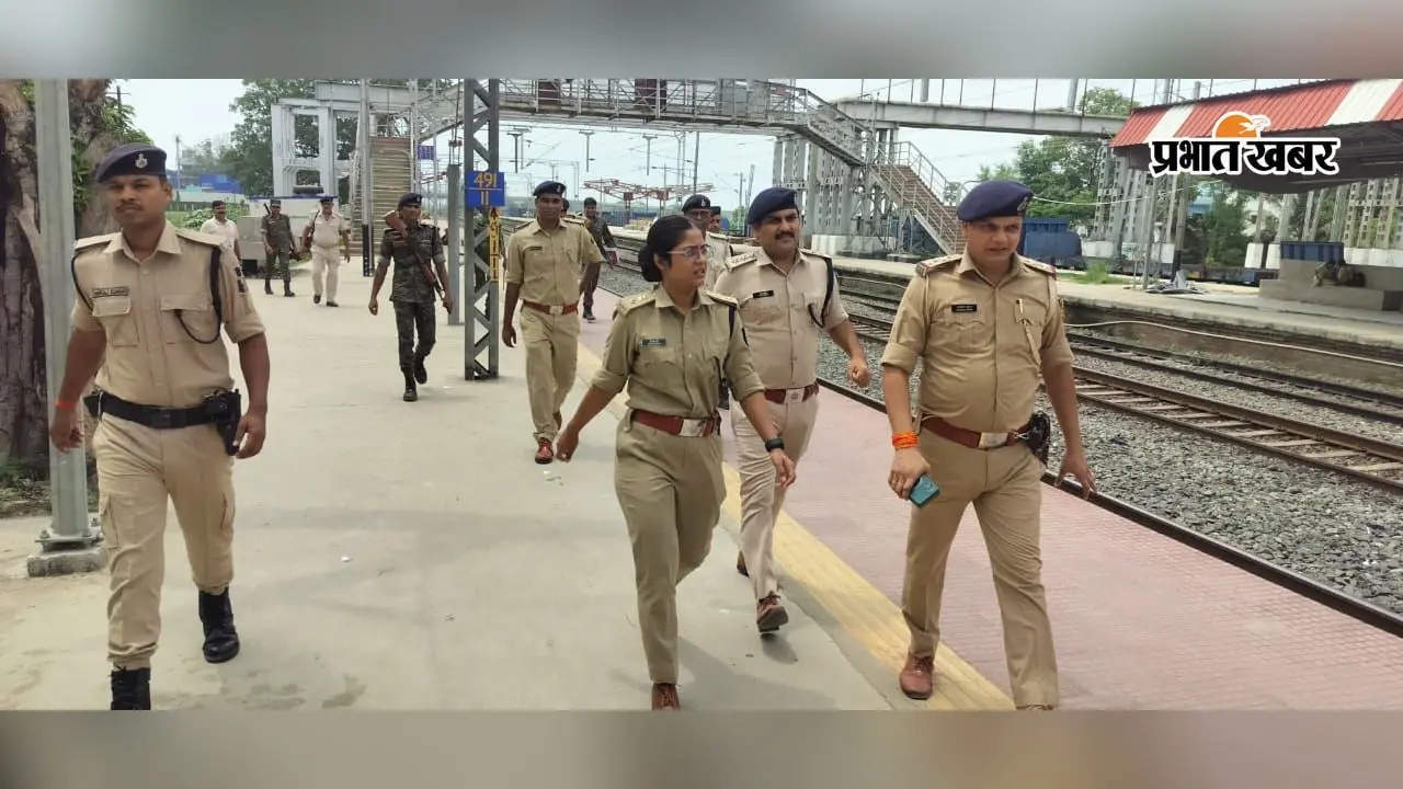 गया जी : गुरारू स्टेशन के पास सुखेंद्र बाबू की प्रतिमा लगाने की मांग, लोगों ने किया धरना-प्रदर्शन