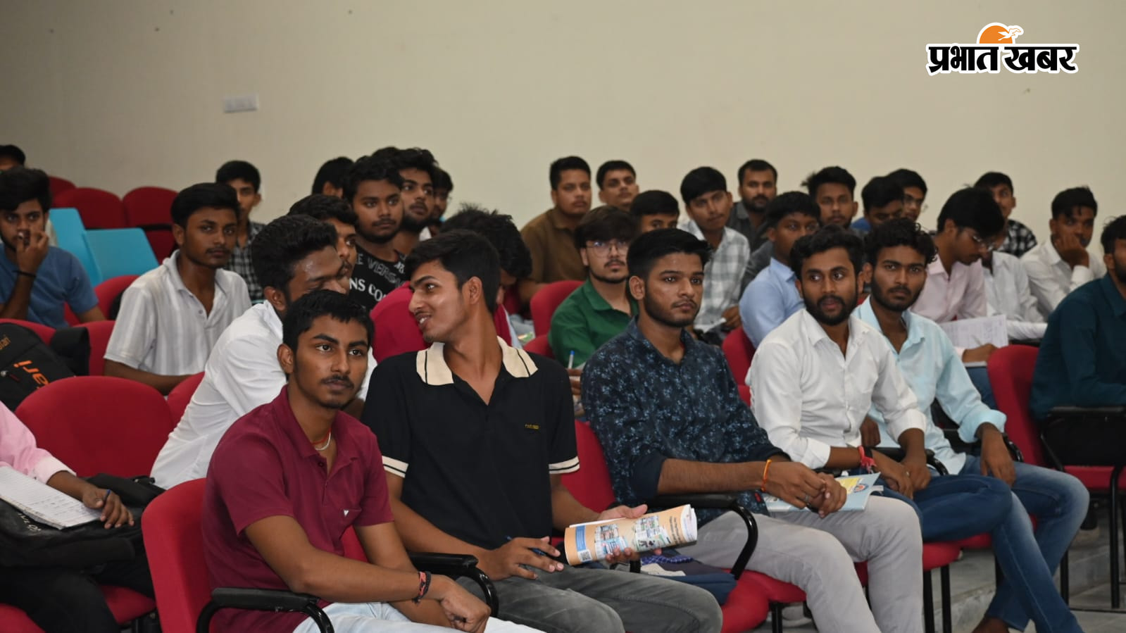 फोटो: इंजीनियरिंग कॉलेज के सभागार में आरसी प्लेन को रिमोट से डेमोंसट्रेशन देते हुए दर्शक के तौर पर कॉलेज के छात्र एवं छात्राएं | Prabhat Khabar Network