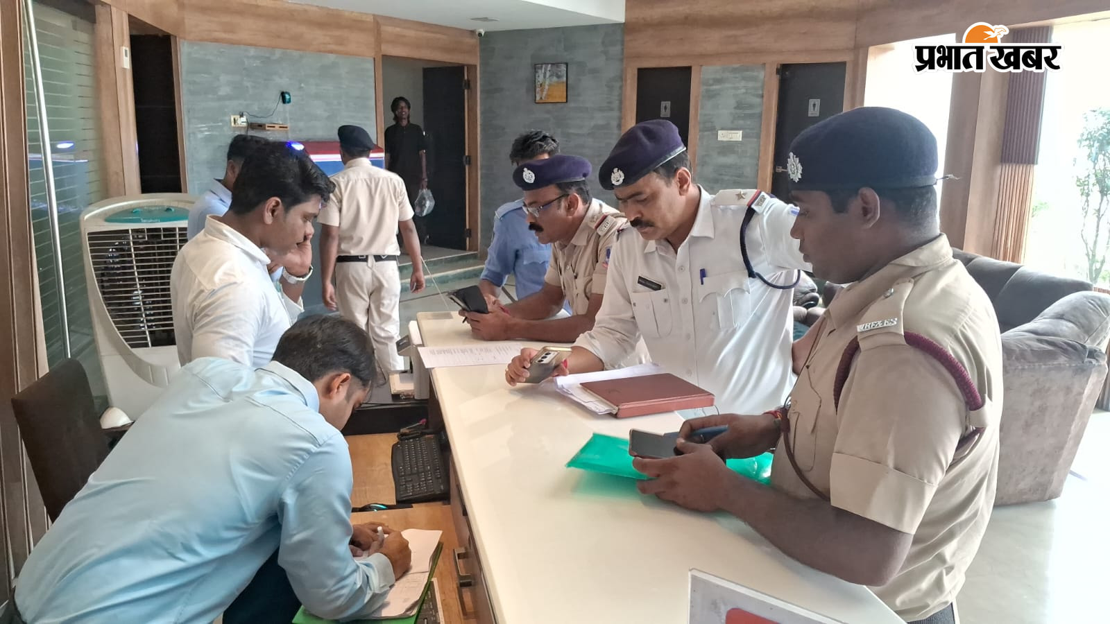 होटल में जांच करते पुलिस तथा दमकल विभाग के अधिकारी | Prabhat Khabar Network
