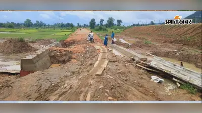 लातेहार में कीचड़ में बदली पैरा-लेदगाई सड़क, स्कूली बच्चों समेत राहगीरों का चलना हुआ मुश्किल