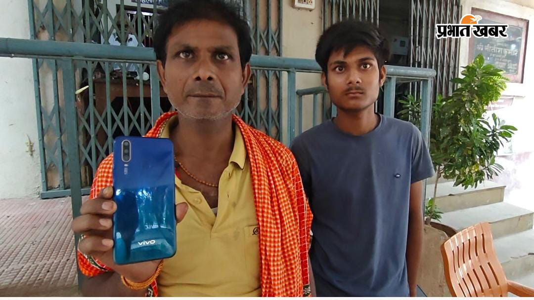 तारापुर पुलिस स्टेशन में बरामद मोबाइल कांवरिया श्रद्धालुओं को सौंपते थाना प्रभारी व पुलिसकर्मी. | Prabhat Khabar Network