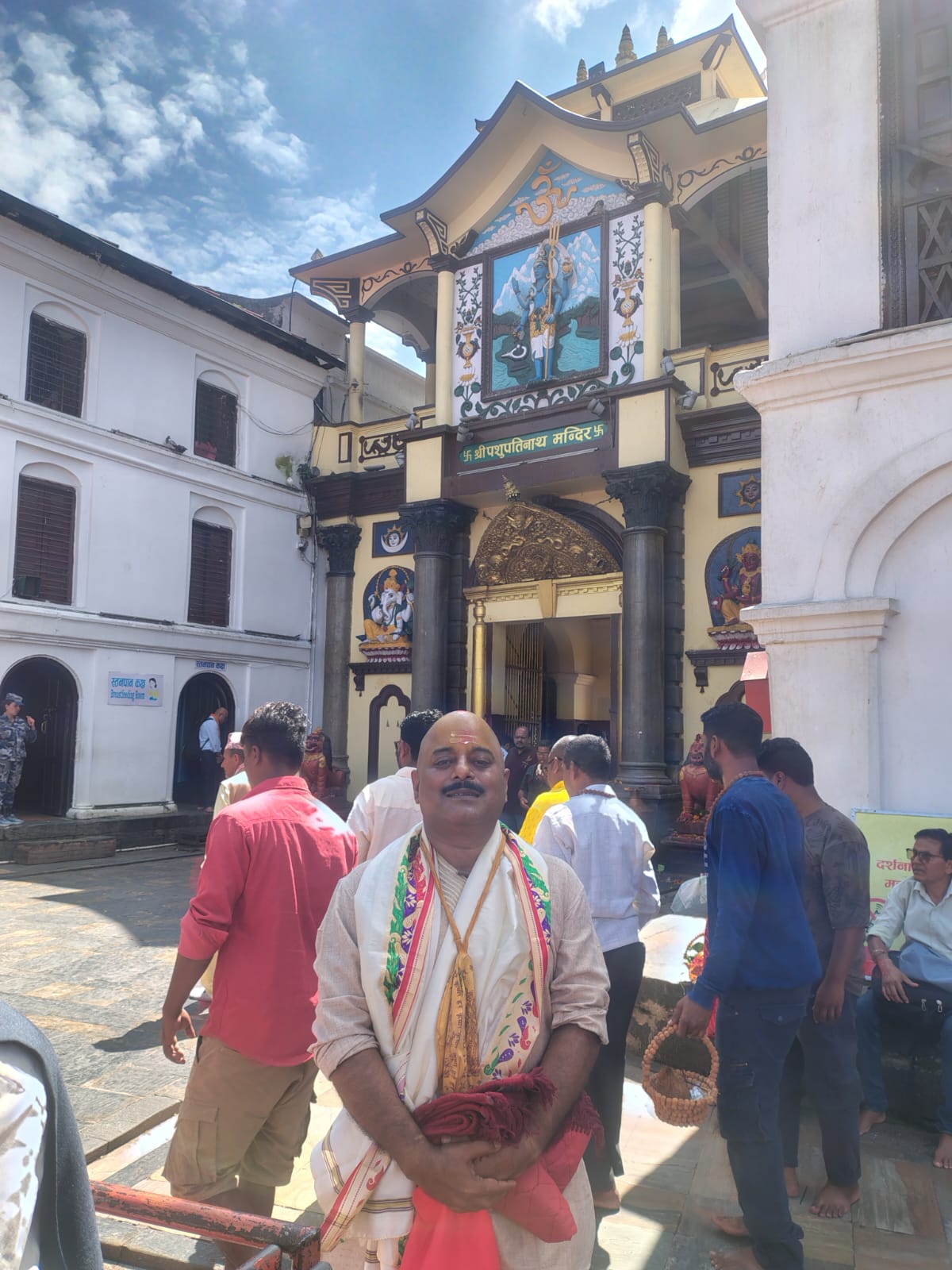 पशुपतिनाथ मंदिर के दर्शन करते शिबेंदू. 