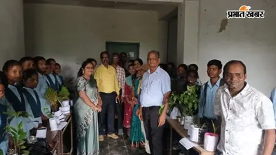 कबाड़ से कमाल: पुरानी वस्तुओं से गमले बनाकर छात्रों ने सजाया पौधा मेला, 400 पौधों का प्रदर्शन