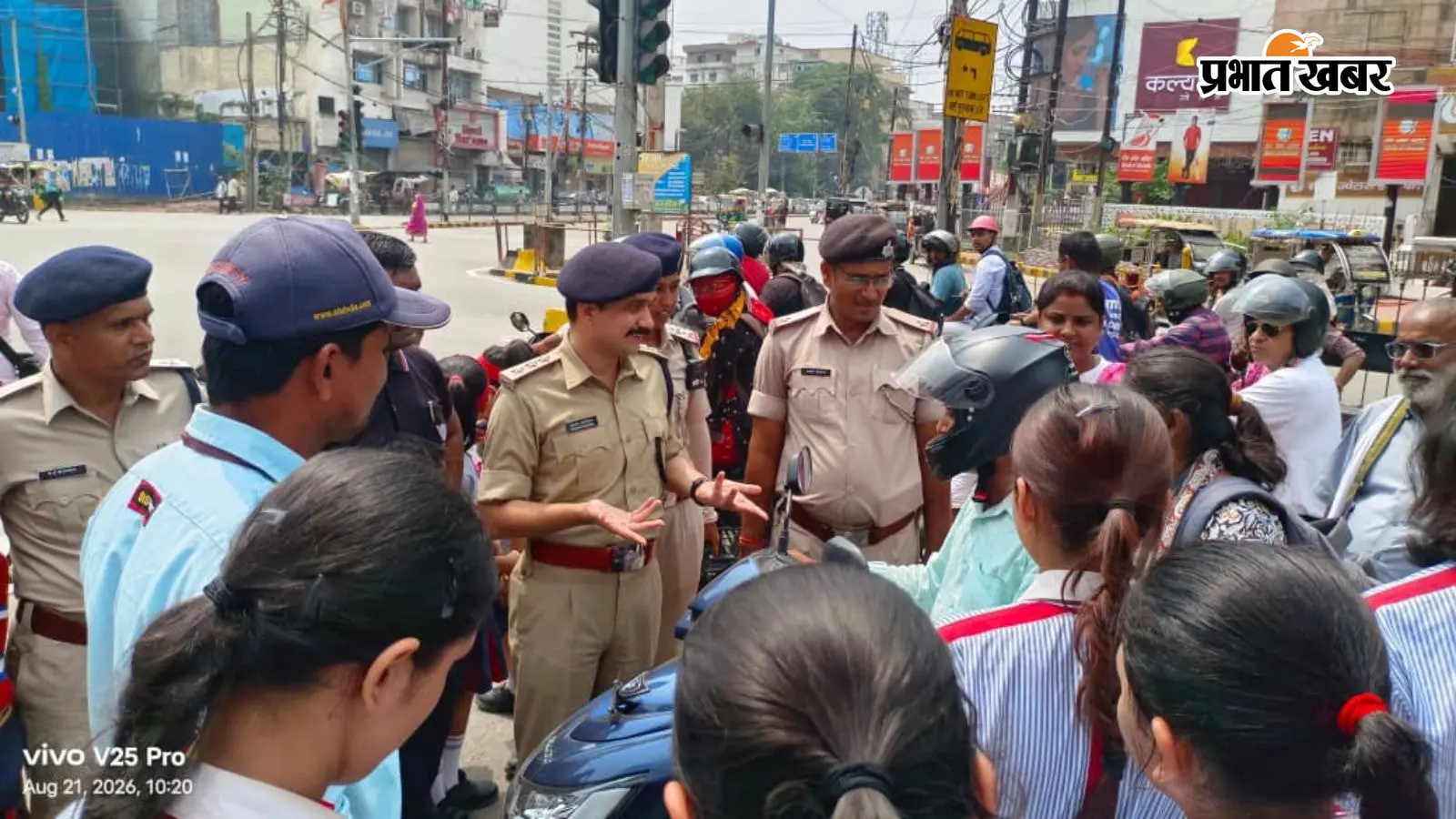 पटना : डाक बंगला चौराहे पर स्कूली छात्राओं ने पढ़ाया यातायात नियमों का पाठ, हेलमेट व सीट बेल्ट के प्रति किया जागरूक