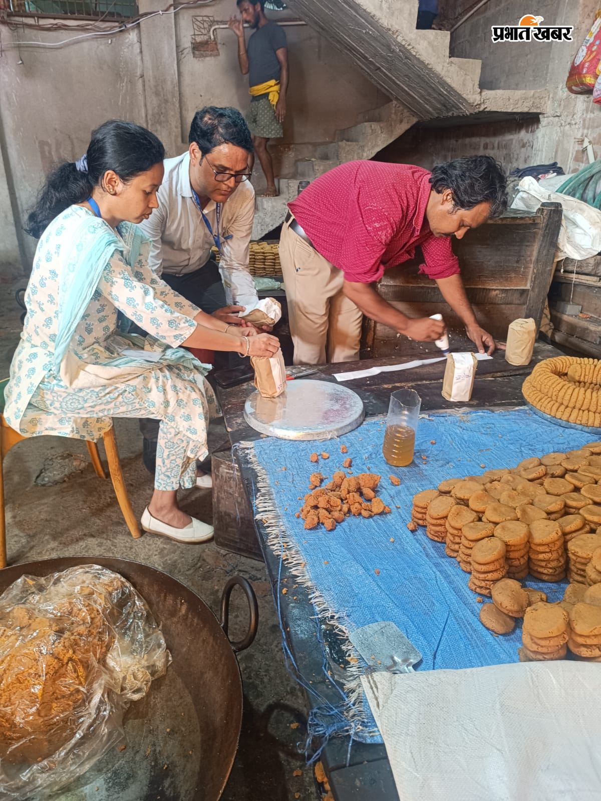 बासुकिनाथ श्रावणी मेला क्षेत्र में दुकानों को जांच करते खाद्य सुरक्षा पदाधिकारी | Prabhat Khabar Network