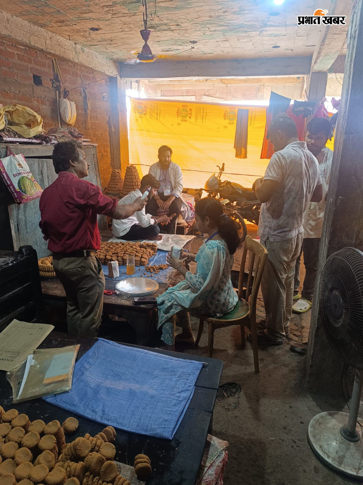 बासुकिनाथ श्रावणी मेला क्षेत्र में दुकानों को जांच करते खाद्य सुरक्षा पदाधिकारी | Prabhat Khabar Network