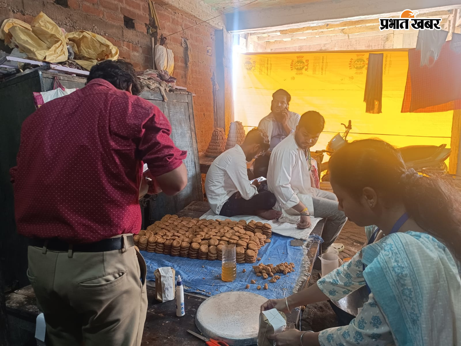 बासुकिनाथ श्रावणी मेला क्षेत्र में दुकानों को जांच करते खाद्य सुरक्षा पदाधिकारी | Prabhat Khabar Network